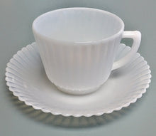 Load image into Gallery viewer, SET 8-Pc Vintage Macbeth-Evans Monax Petalware Cups and Saucers
