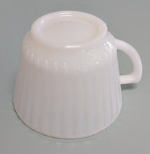 Load image into Gallery viewer, SET 8-Pc Vintage Macbeth-Evans Monax Petalware Cups and Saucers
