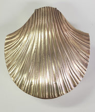 Load image into Gallery viewer, Vintage Clam Shell Tinket Box
