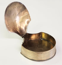 Load image into Gallery viewer, Vintage Clam Shell Tinket Box
