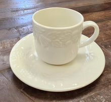 Load image into Gallery viewer, SET 8-Pc Gibson Housewares Cups &amp; Saucers
