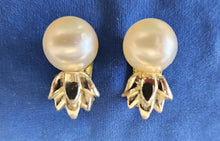 Load image into Gallery viewer, Vintage Marvella Faux Pearl Gold Tone Clip Earrings

