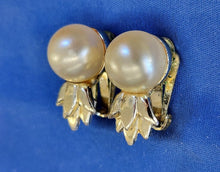Load image into Gallery viewer, Vintage Marvella Faux Pearl Gold Tone Clip Earrings
