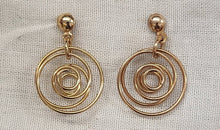 Load image into Gallery viewer, Goldtone Wire Circles Earrings
