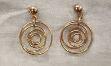 Load image into Gallery viewer, Goldtone Wire Circles Earrings
