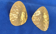 Load image into Gallery viewer, Goldtone Hammered Disc Clip Earrings
