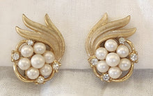 Load image into Gallery viewer, Vintage Trifari Gold Leaf Clip On Earrings
