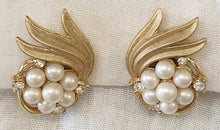 Load image into Gallery viewer, Vintage Trifari Gold Leaf Clip On Earrings
