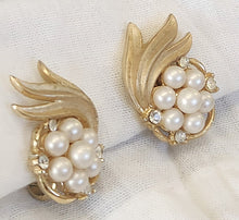 Load image into Gallery viewer, Vintage Trifari Gold Leaf Clip On Earrings

