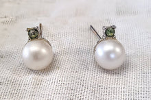 Load image into Gallery viewer, Faux Pearl Earrings
