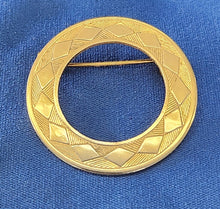 Load image into Gallery viewer, Vintage Brooch - Round Textured Goldtone
