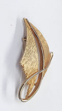 Load image into Gallery viewer, Vintage Goldtone Brooch
