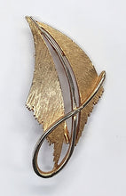 Load image into Gallery viewer, Vintage Goldtone Brooch
