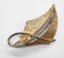 Load image into Gallery viewer, Vintage Goldtone Brooch
