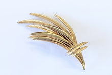 Load image into Gallery viewer, Vintage Goldtone Brooch

