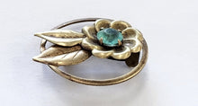 Load image into Gallery viewer, Vintage Gold Tone Flower Pin
