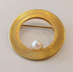 Vintage Brooch - Round Textured Goldtone with Faux Pearl