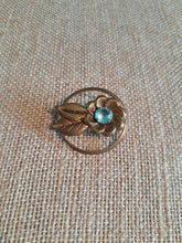 Load image into Gallery viewer, Vintage Gold Tone Flower Pin
