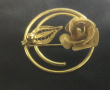 Load image into Gallery viewer, Vintage Sarah Coventry Gold Brooch with Rose
